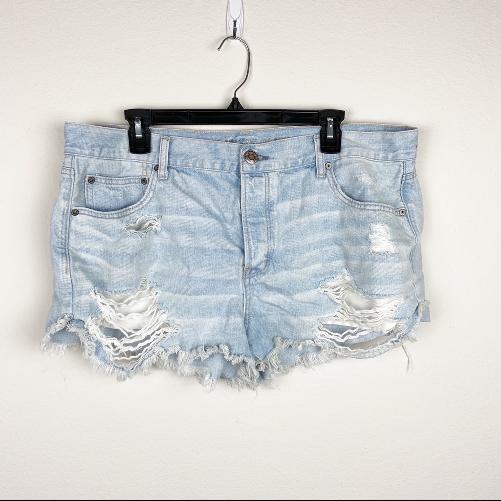 Tomgirl shortie Light wash distressed denim shorts